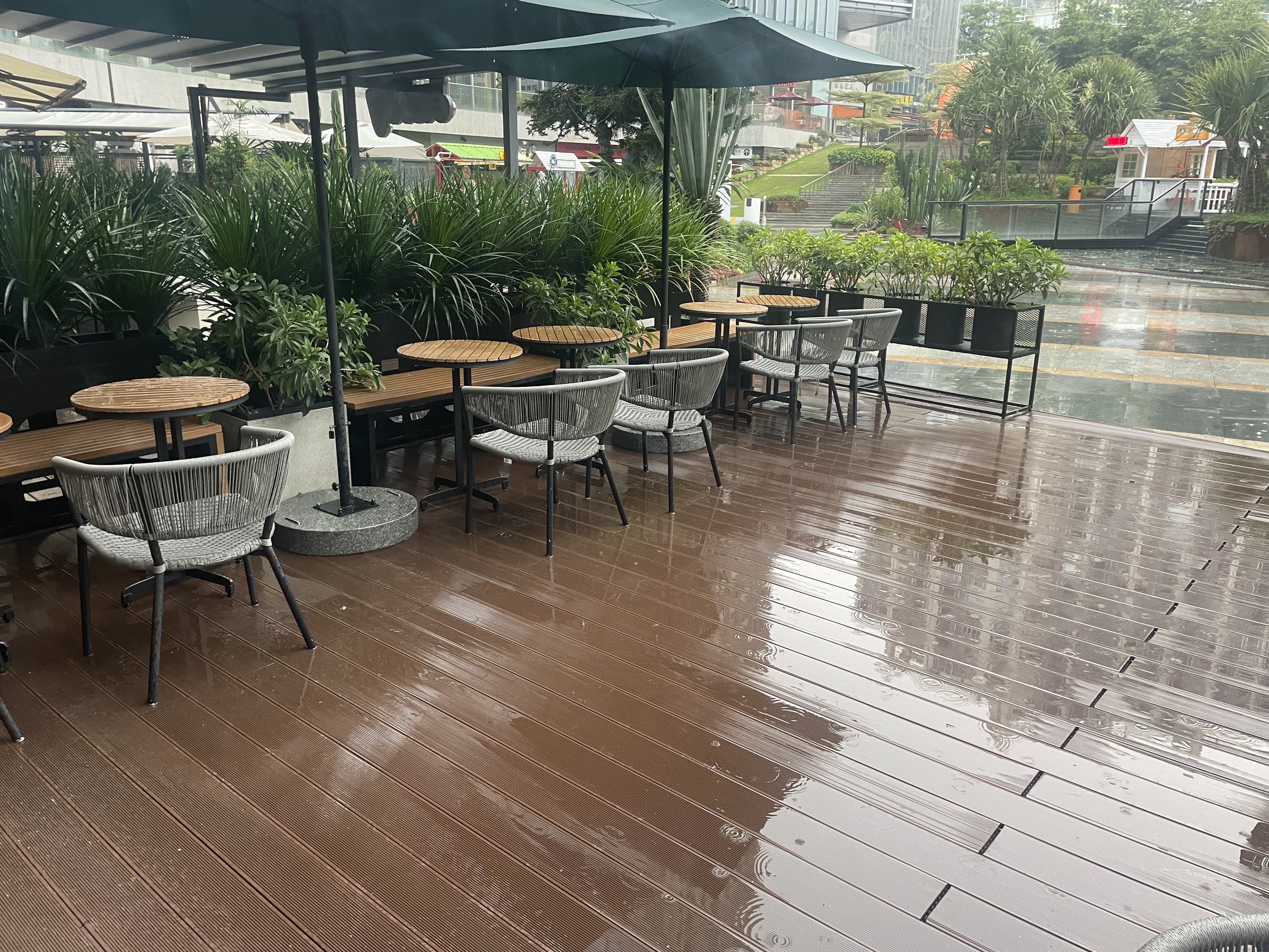 ¿La tarima de exterior de wpc es resistente al agua?